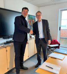 Henrik Rasmussen, borgmester i Vallensbæk og formand for Diakonissestiftelsen, Mogens Kristian Fomsgaard Madsen underskriver aftalen.