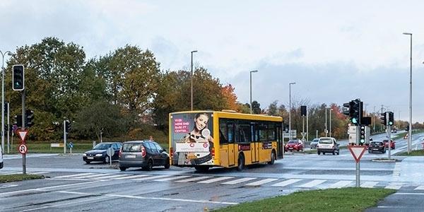 Movias bus kører gennem lyskrydset på Søndre Ringvej og Vallensbæk Torvevej.