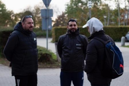 Jonas Dall og Fuat Gümüş taler med en ung dreng udenfor Vallensbæk Rådhus.