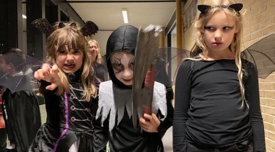 Tre børn der er klædt ud til Halloween